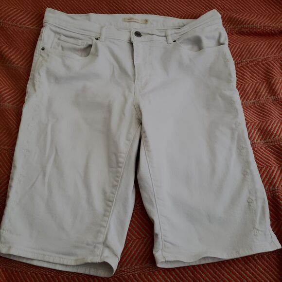 Levis Denim - Ladies' Levi's White Embroidered Bermuda Shorts SZ 31 Summer/Vacation/Garden BBQ